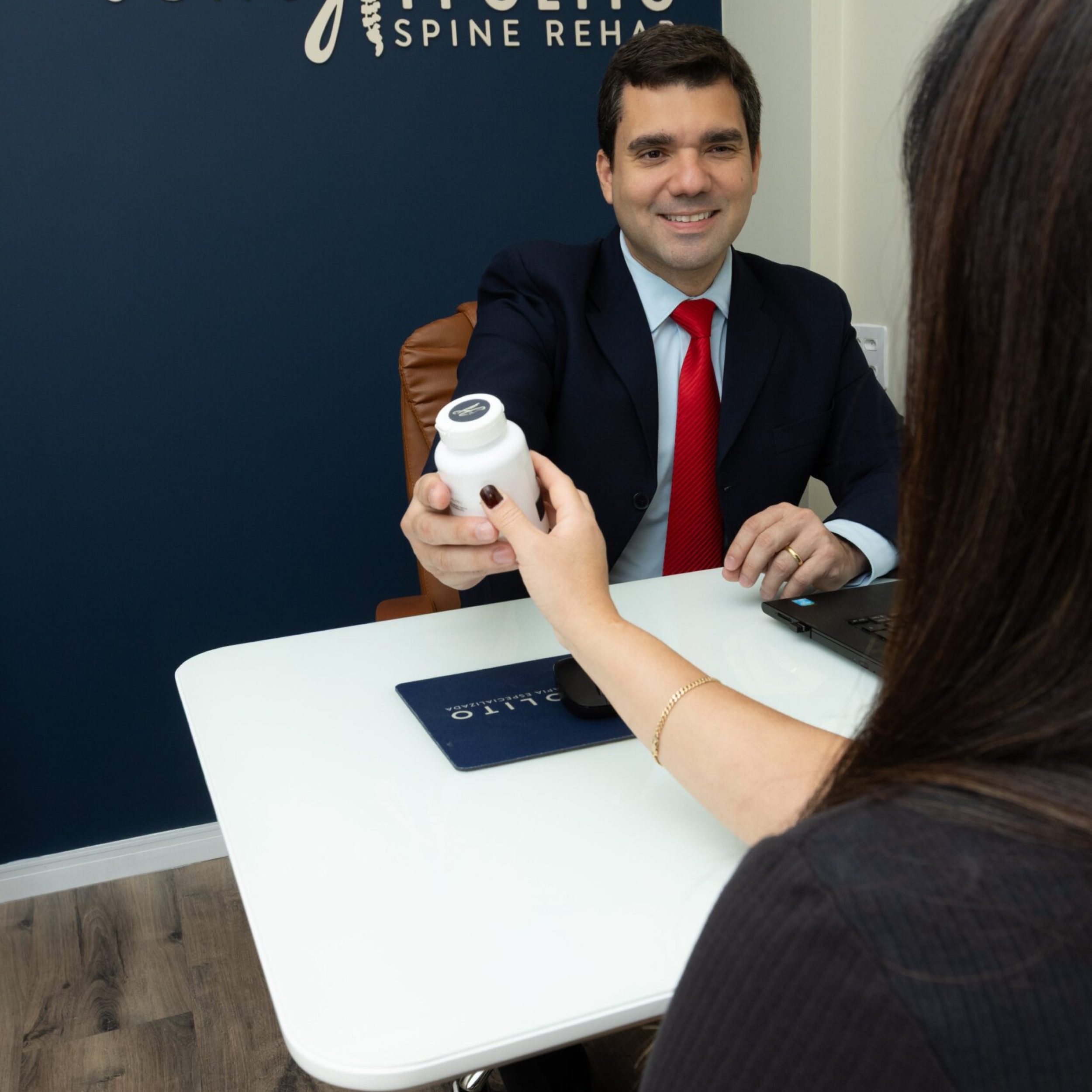 Dr Joao Hypolito entregando suplementos