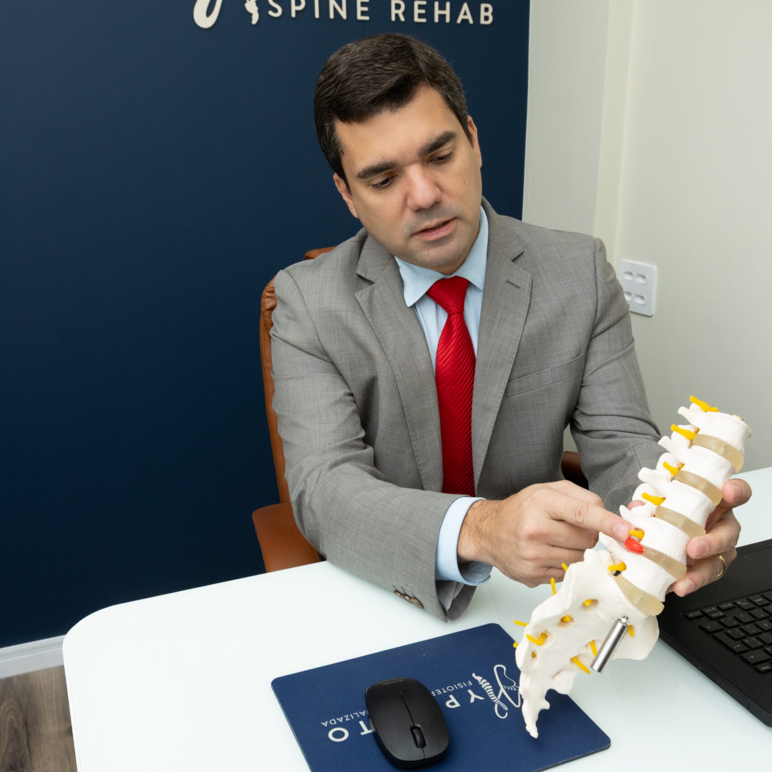 Dr Joao Hypolito explicando hernia discal